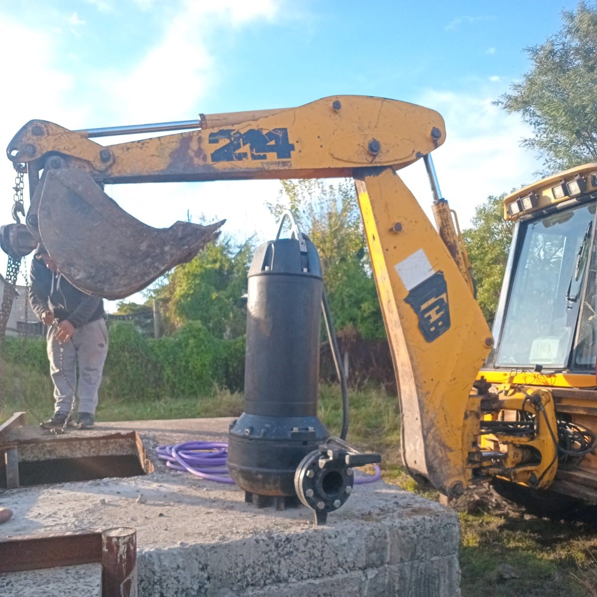 Reparan la bomba de cloaca que fue vandalizada en Los Piletones