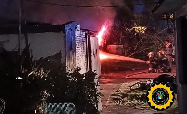 Se incendió un taller mecánico, hay tres heridos