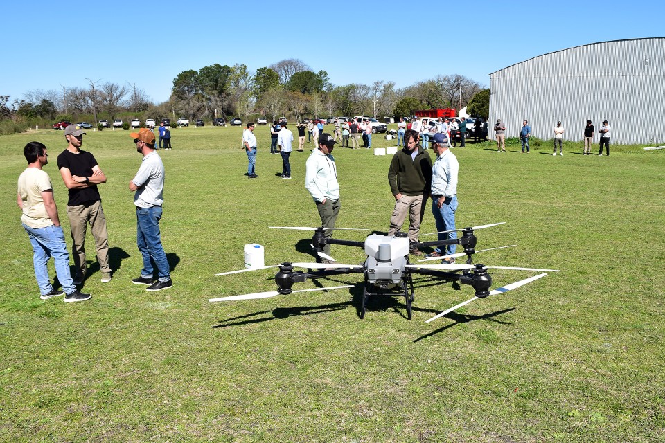 Productores y trabajadores se capacitaron en manejo de drones con fines agropecuarios