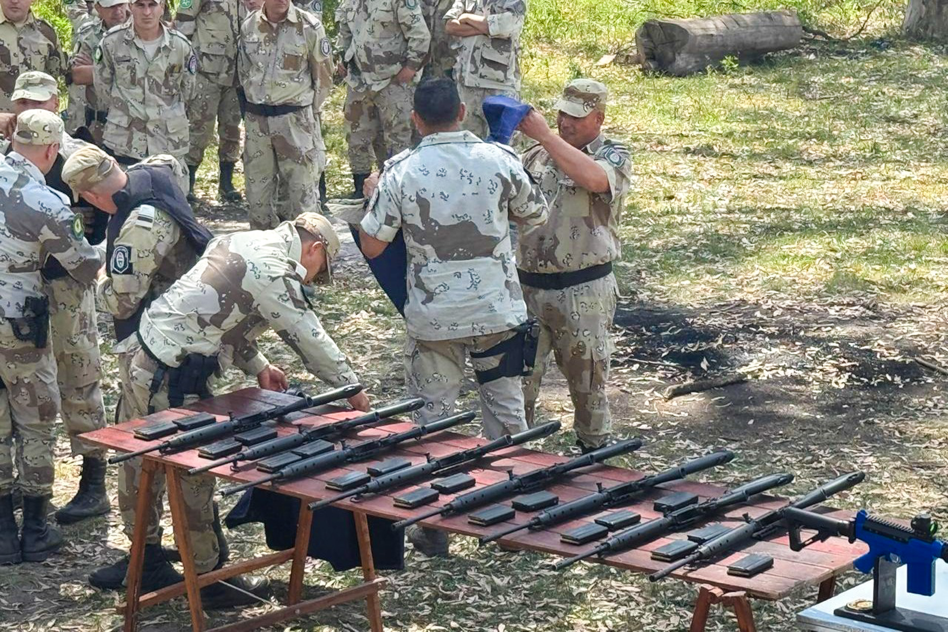 “La vida de un policía no es negociable”: el Gobierno refuerza el equipamiento de la fuerza con fusiles FAL