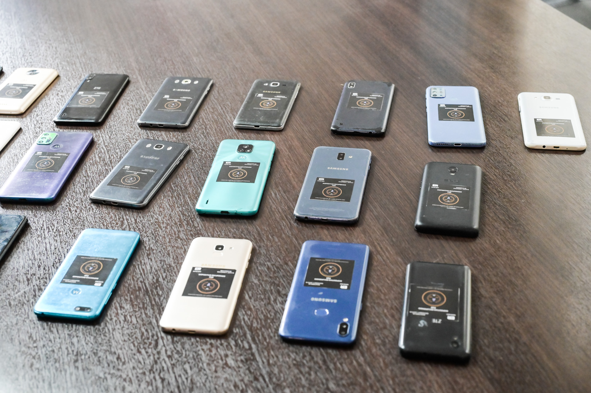 Entregan 21 celulares para uso de botón antipánico en Entre Ríos