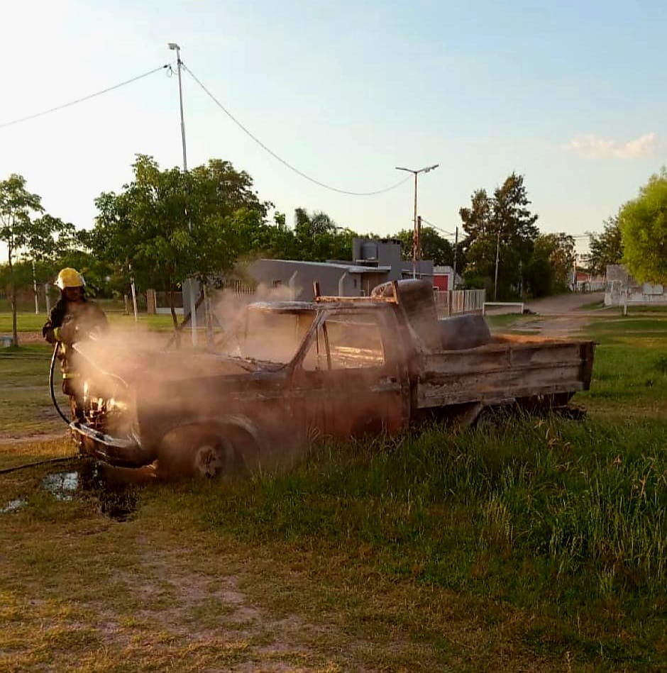 Incendio en un galpón de Vialidad Provincial destruyó una camioneta en Alcaraz