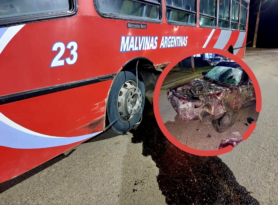 Fuerte choque entre un auto y un colectivo urbano