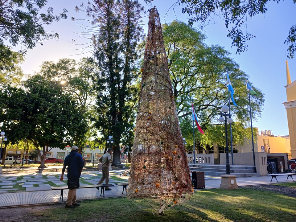 Instalaron en la plaza un árbol navideño con conciencia ambiental