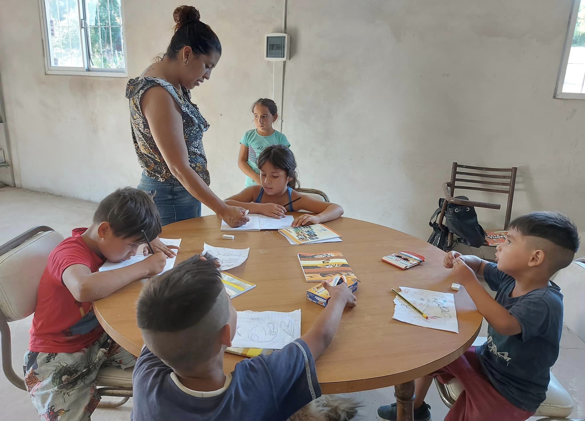 Realizan apoyo escolar gratuito en los barrios