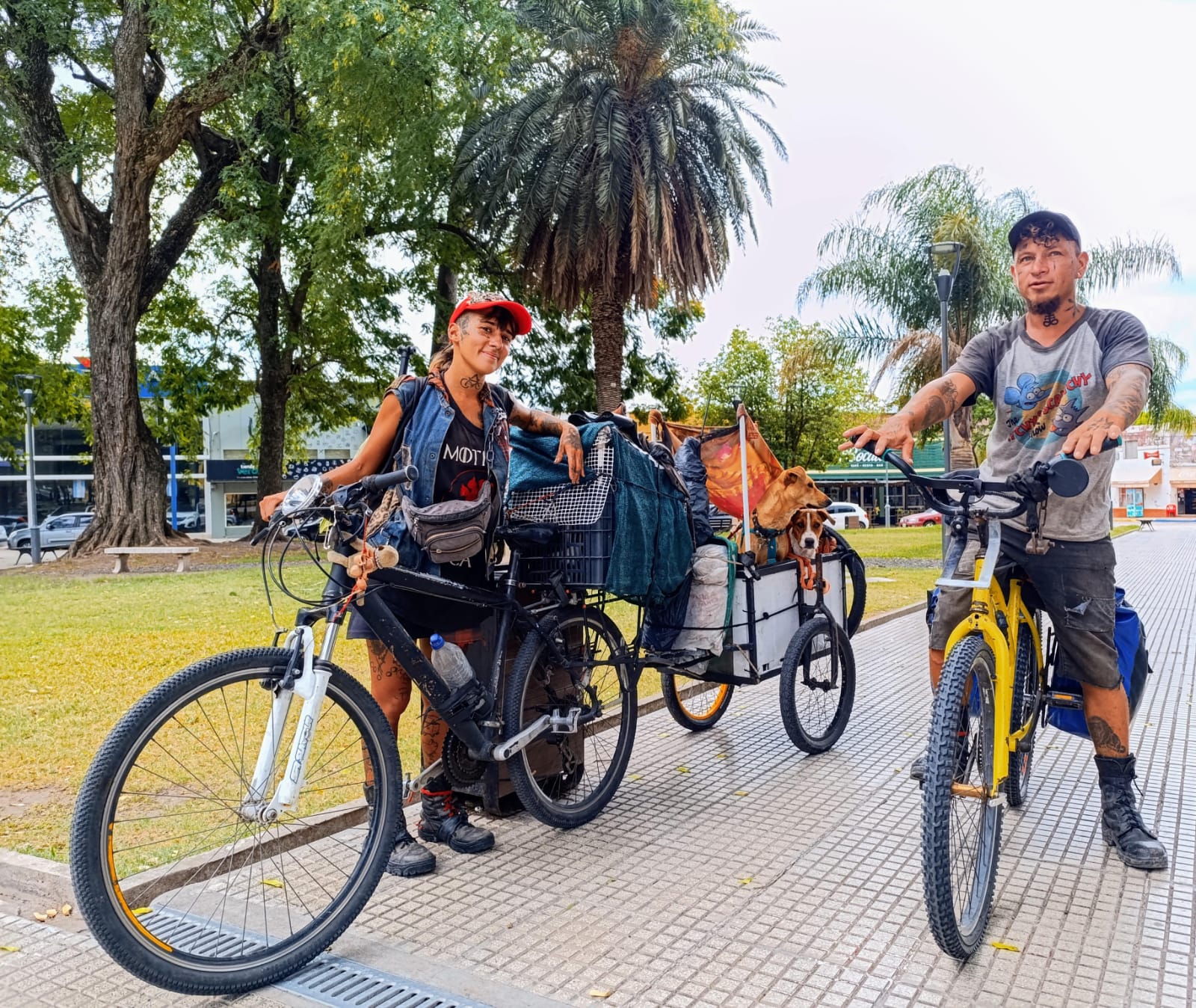 Una pareja que viaja en bicicleta con sus mascotas pasó por La Paz