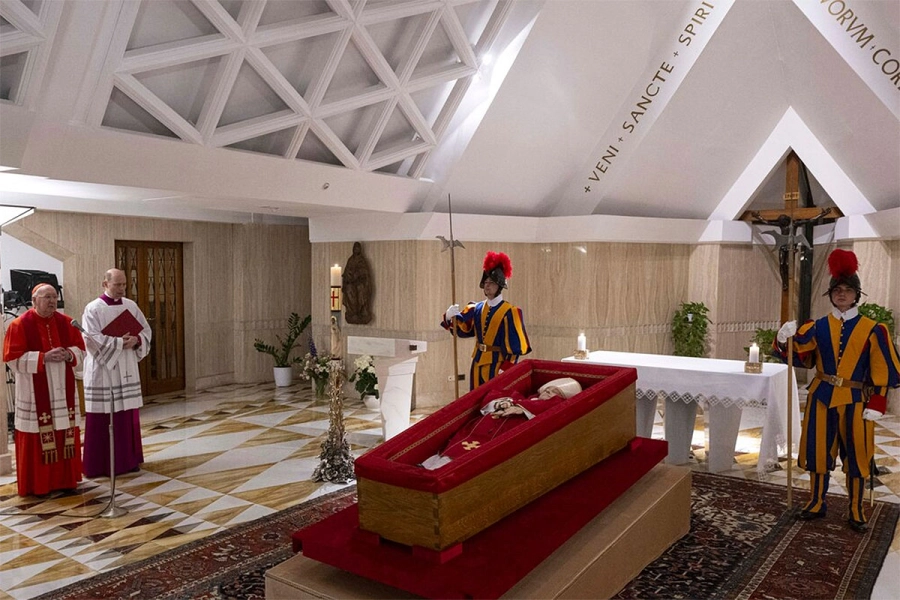 El vaticano publicó las primeras imágenes del velatorio del Papa Francisco