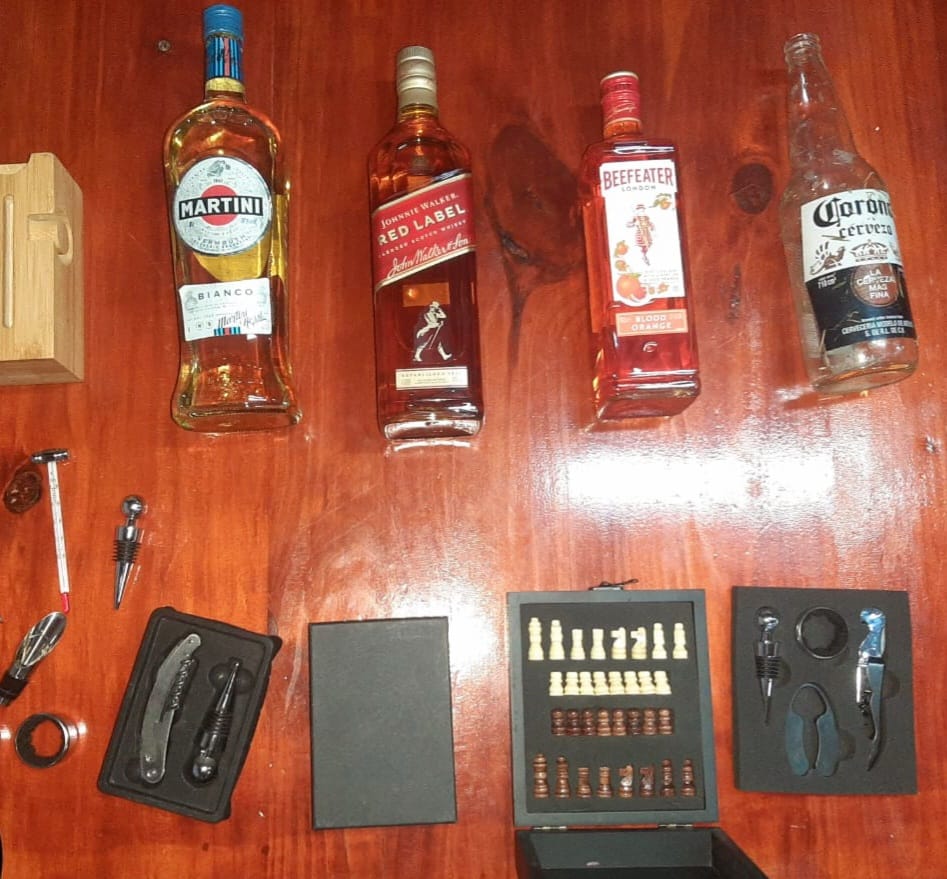 Detenidos por robar bebidas alcohólicas y dinero de una vinoteca