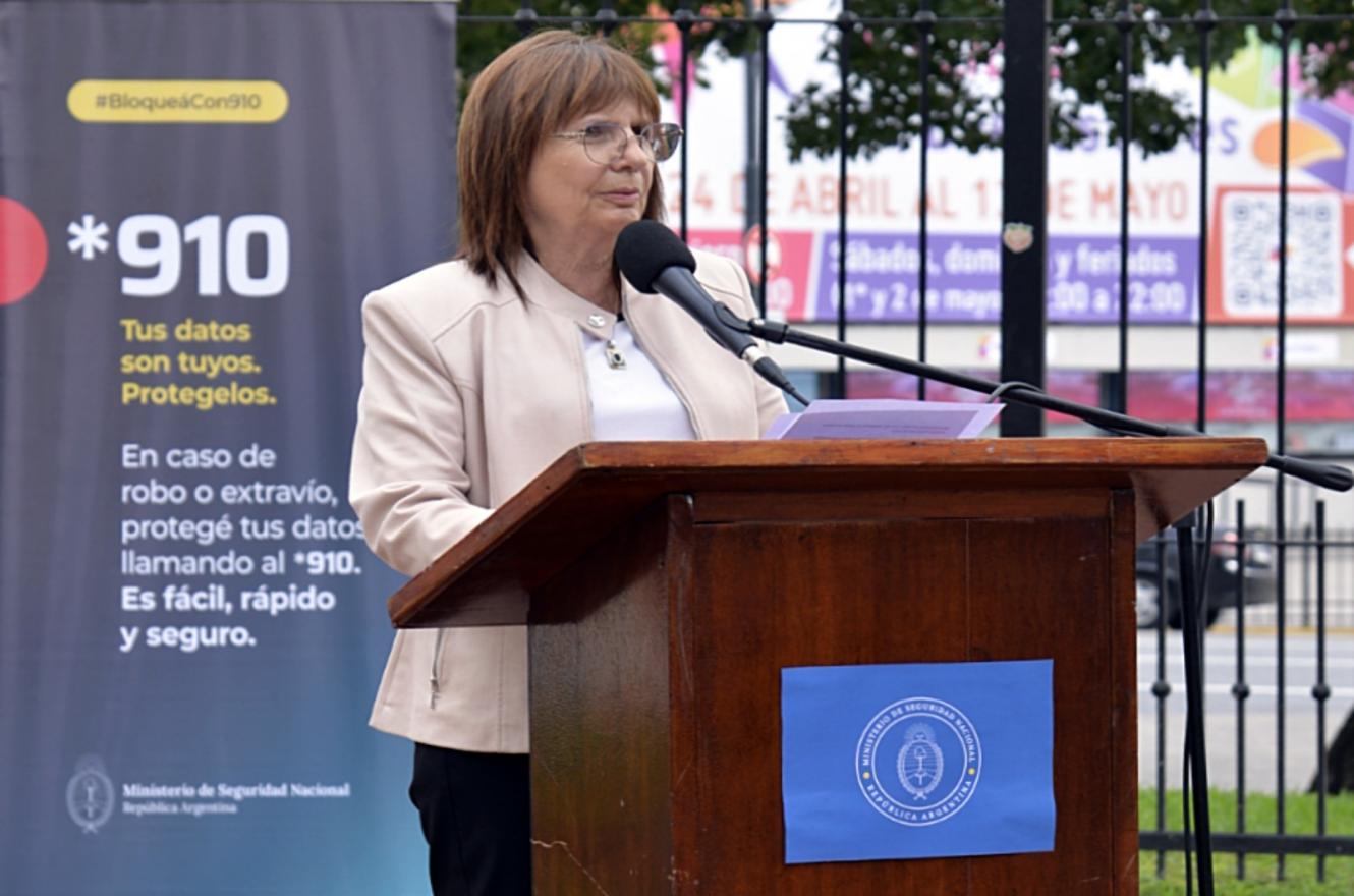 Bullrich presentó la línea *910 para bloqueo inmediato de celulares robados