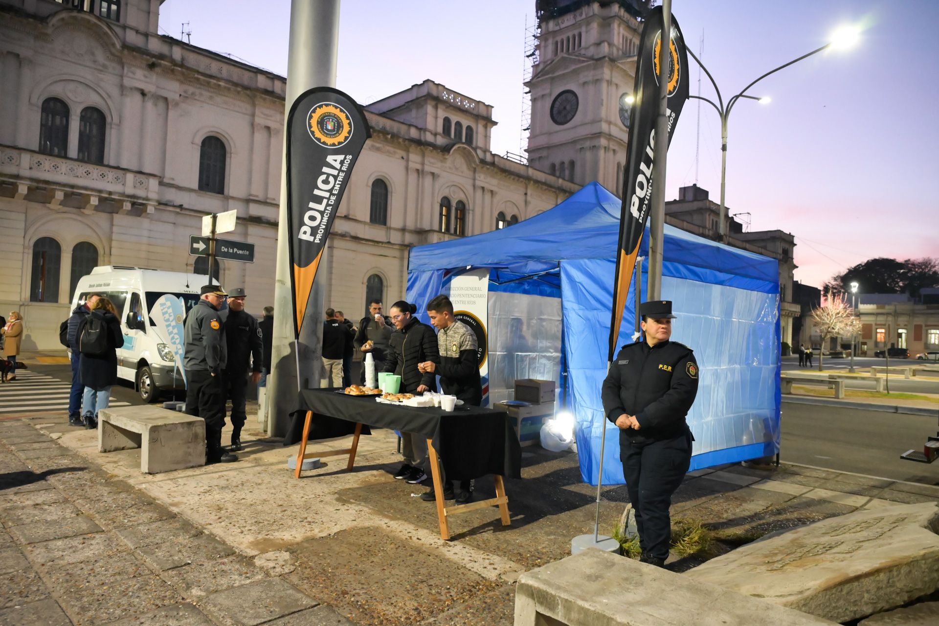 Cadetes policiales y penitenciarios brindaron mate cocido y facturas a la comunidad