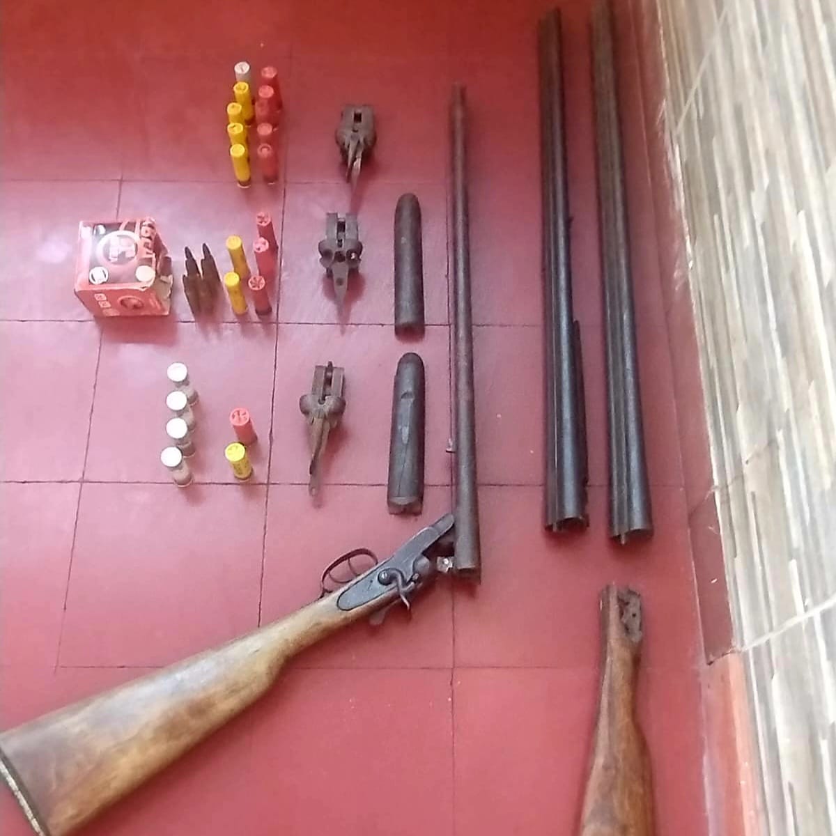 Lo amenazaron con una escopeta y golpearon para robarle el celular