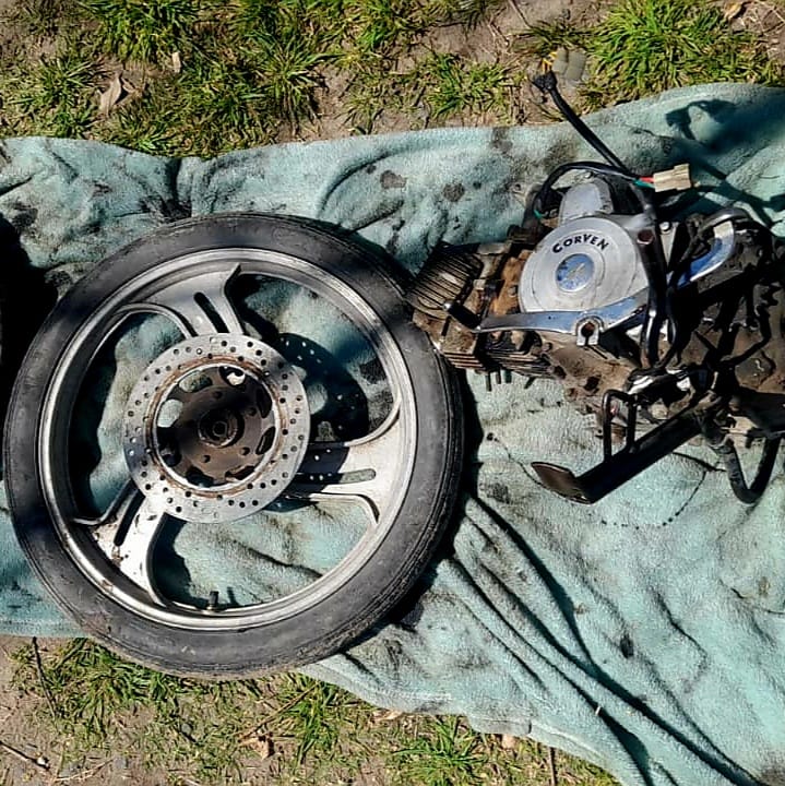 Ofrecía partes de una moto robada y terminó tras las rejas
