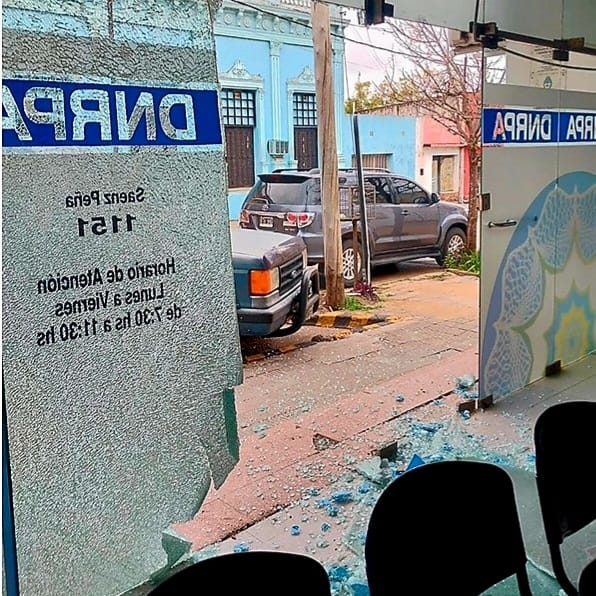 Por un desperfecto mecánico, un auto chocó contra el Registro Automotor