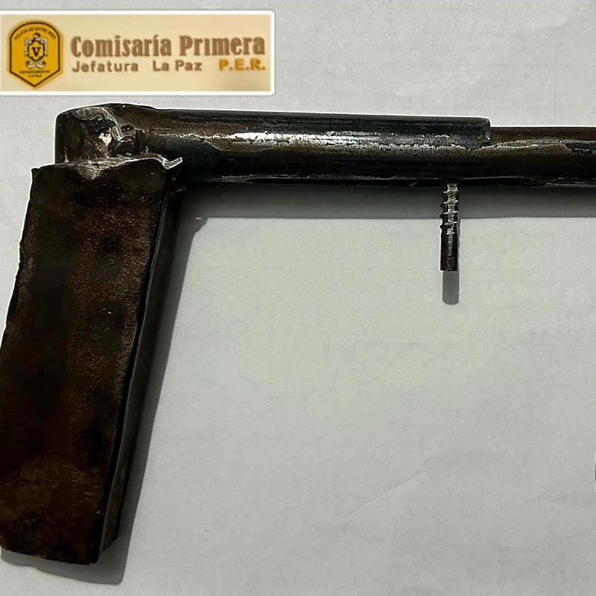 Secuestran arma tumbera, celulares, una moto y una mujer fue detenida
