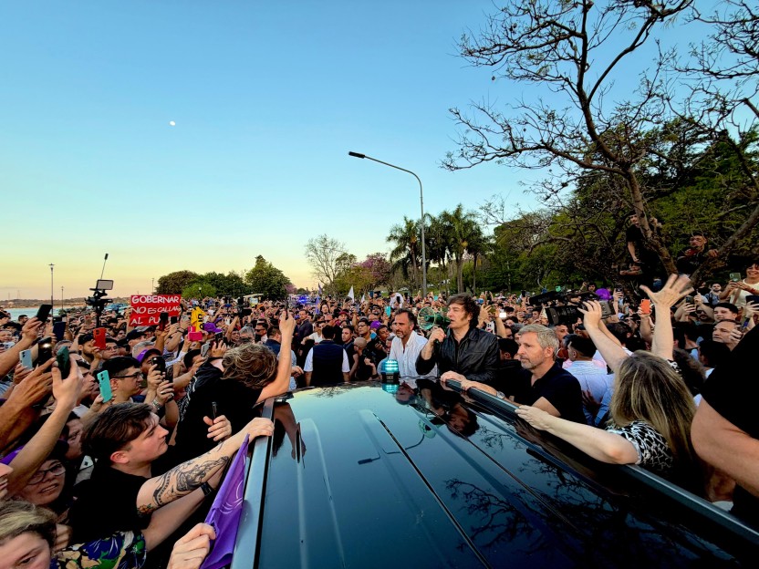 Milei revolucionó Paraná con una multitudinaria caminata