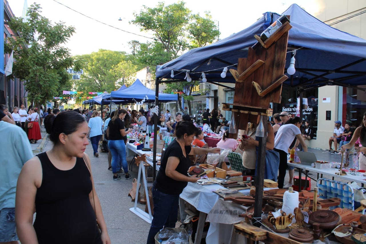 Gran cierre de talleres en la Plaza 25 de Mayo