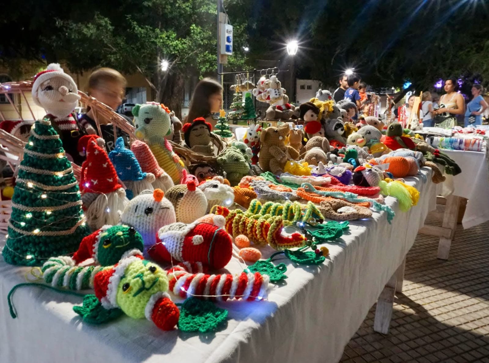 Hoy se realiza la feria navideña en plaza 25 de Mayo