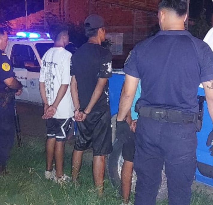 Portaban un arma de fabricación casera y fueron sorprendidos por la policía