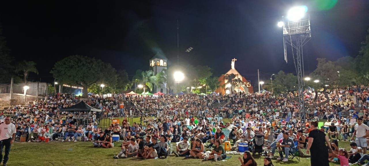 Una multitud celebró la primera noche de la Fiesta de la Chamarrita