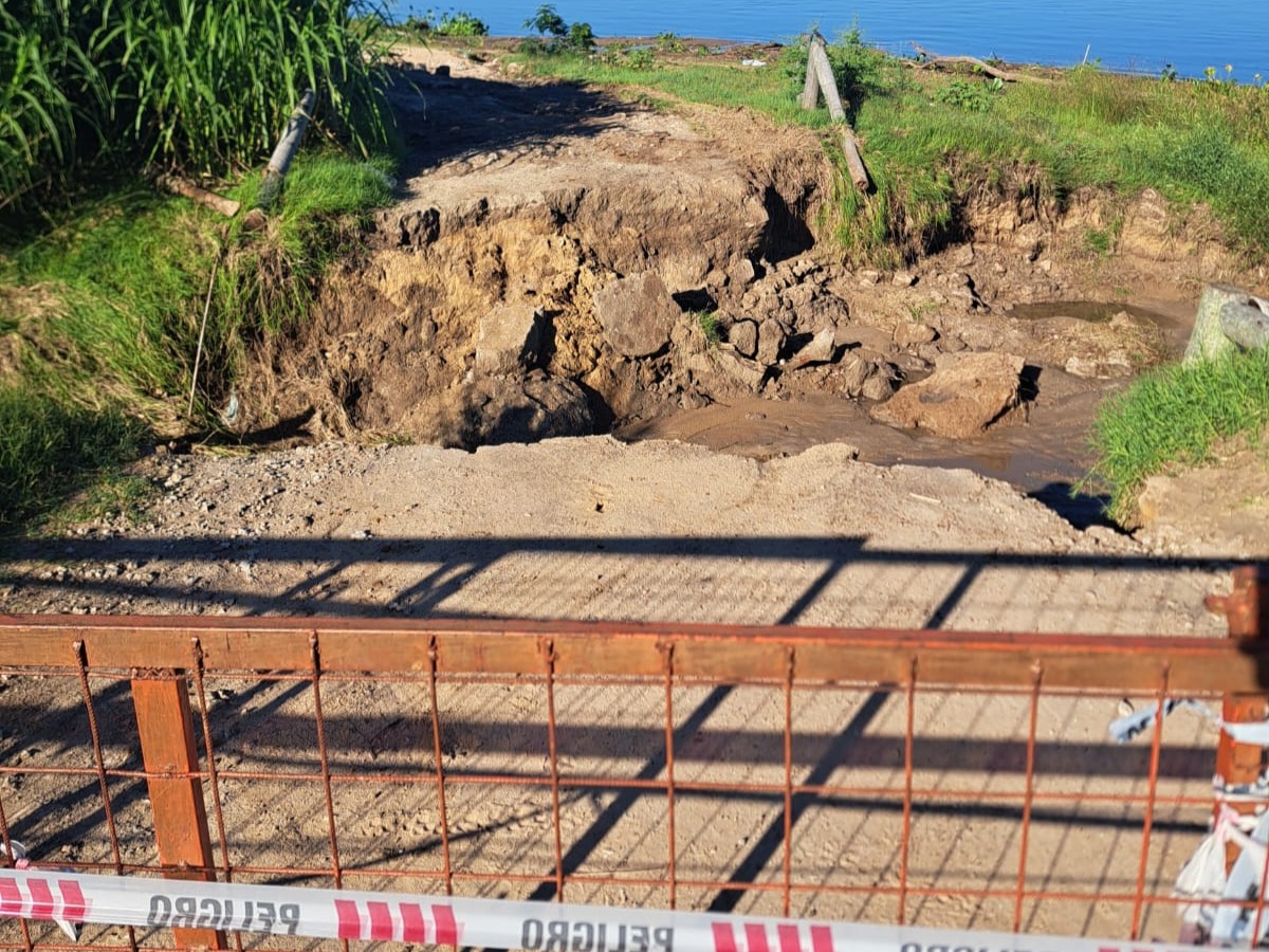 Cierran el Paseo Costero por un socavón tras las intensas lluvias