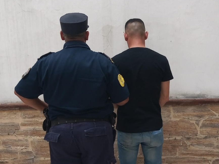 Golpeó a su pareja y terminó detenido tras el llamado de un menor