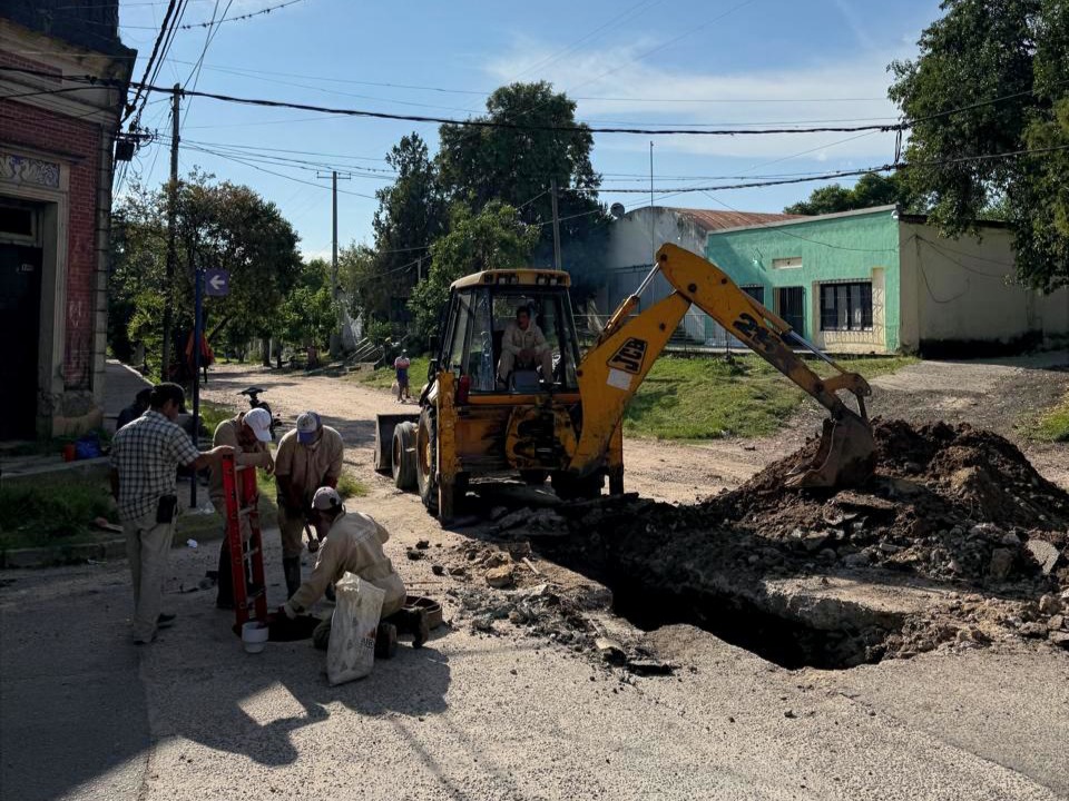 Trabajan en la reparación de una cañería cloacal en barrio Puerto
