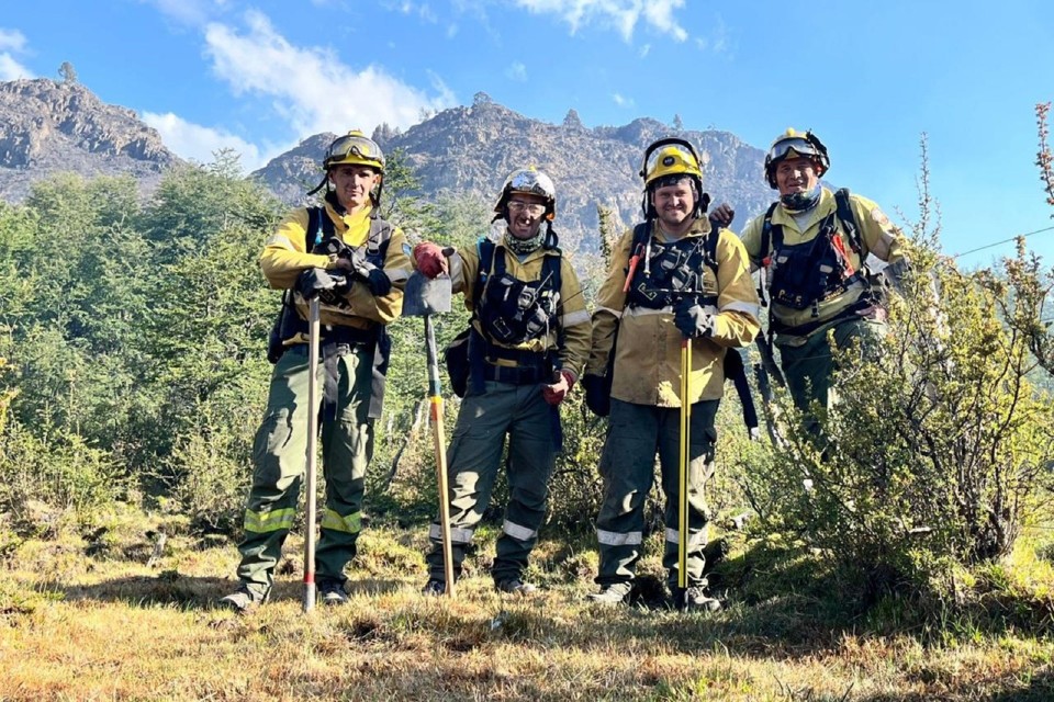 Brigadistas entrerrianos trabajan en tareas de control y combate de los incendios en Chubut