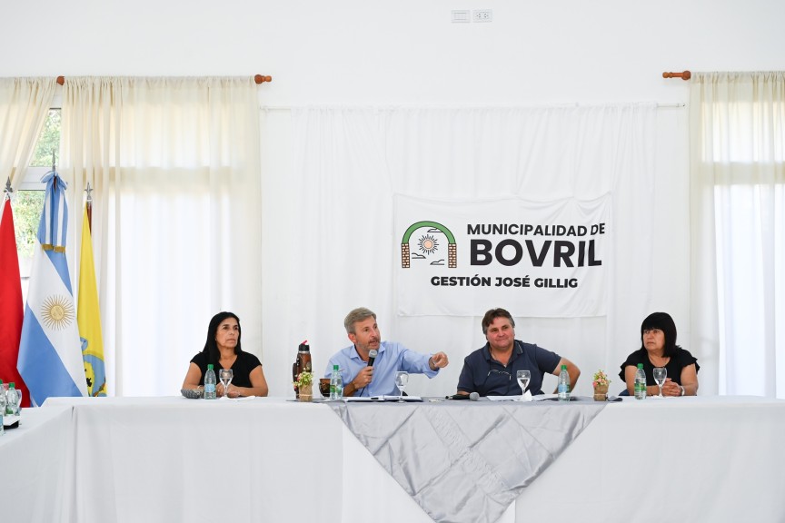 El gobernador encabezó una reunión de gabinete conjunto en Bovril