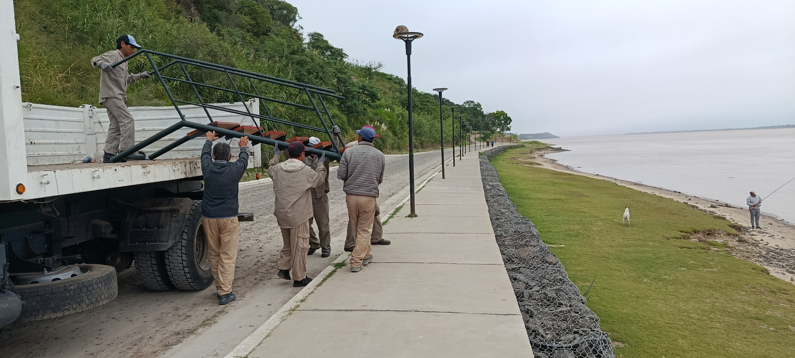 Santa Elena: Avanzan las obras en la Costanera Sur con instalación de mobiliario urbano