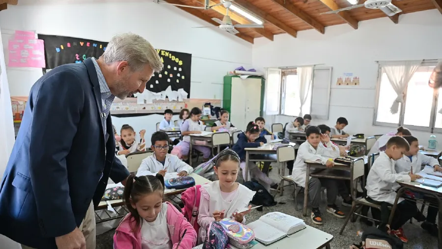 Frigerio pagará por decreto el aumento docente tras el rechazo gremial