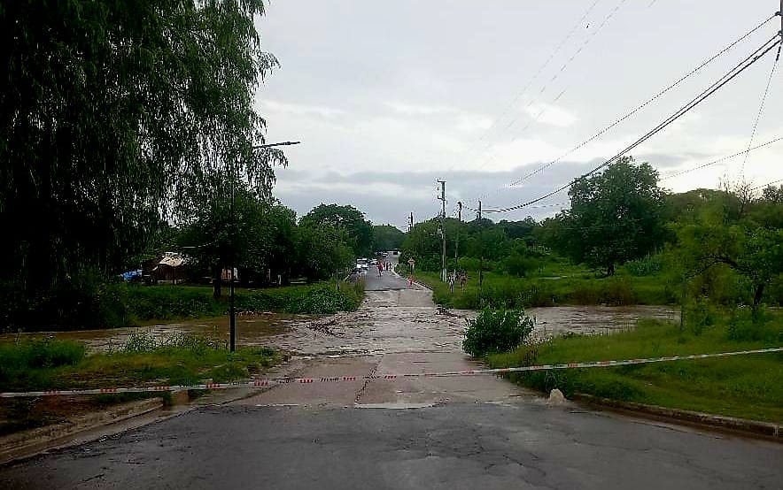 Por las intensas lluvias, cortan el badén Los Paraísos y el puente Buchardo