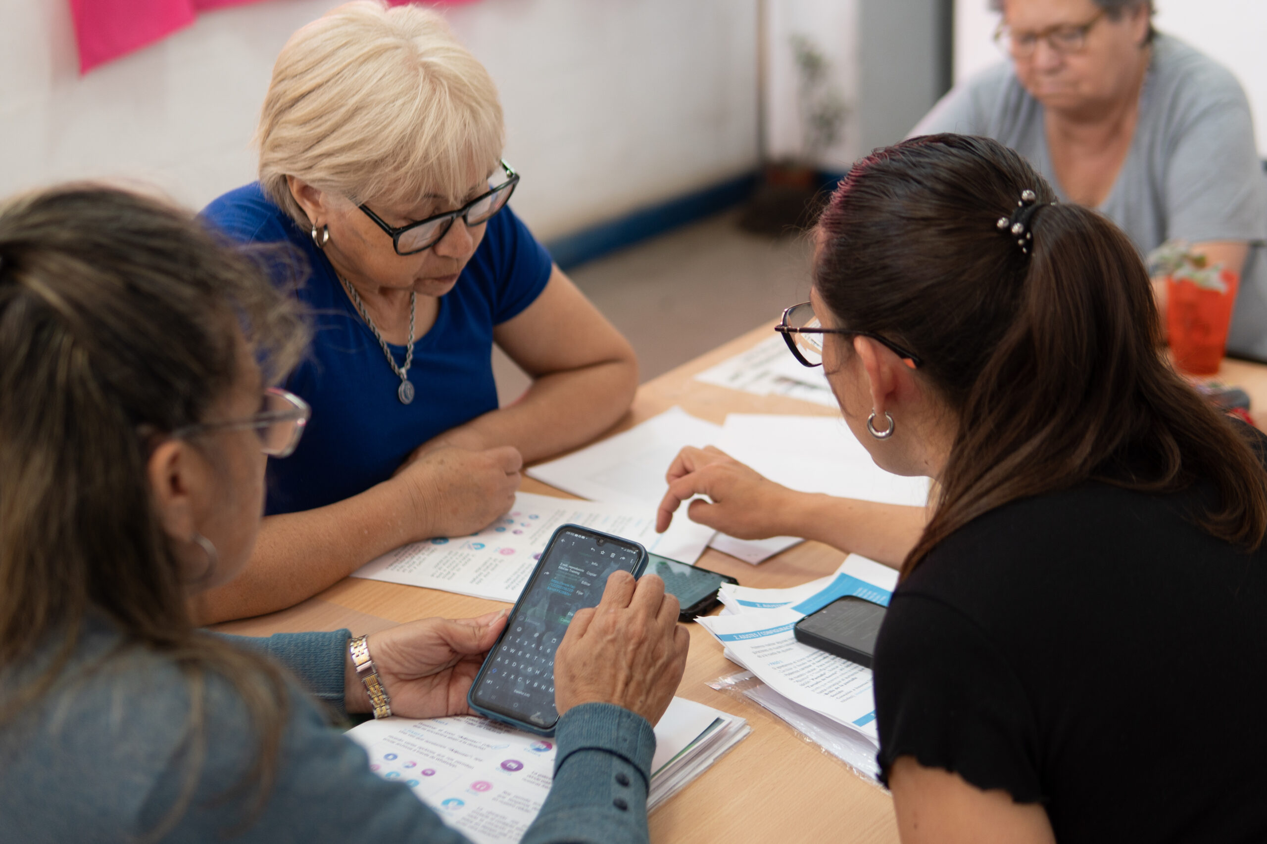 Brindan taller de educación financiera para adultos mayores