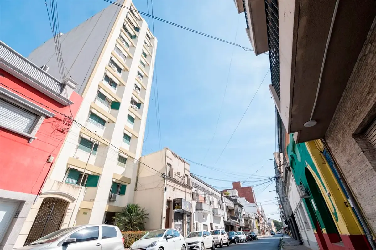 Investigan la muerte de un joven paceño que cayó de un edificio en Santa Fe