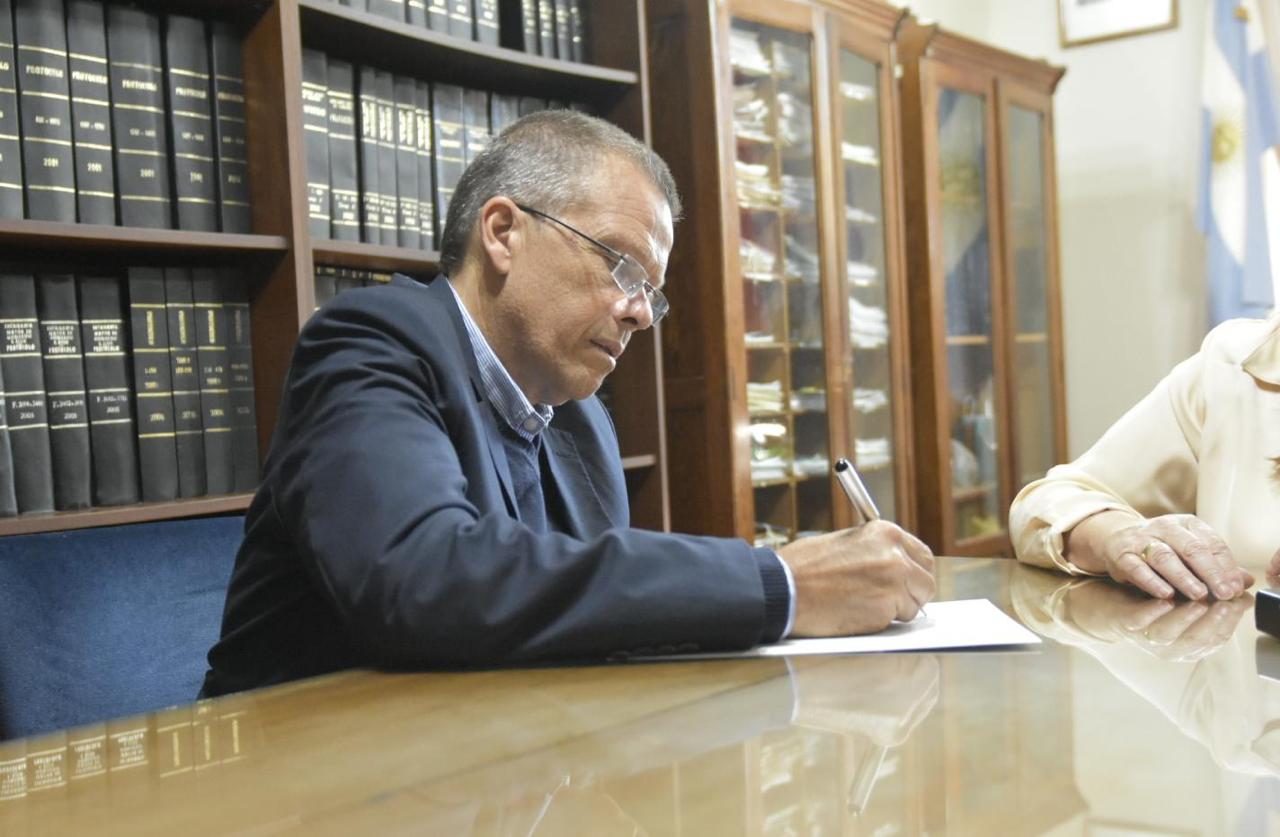Martin firmó la escritura del Colegio Sarmiento y fortaleció el respaldo educativo