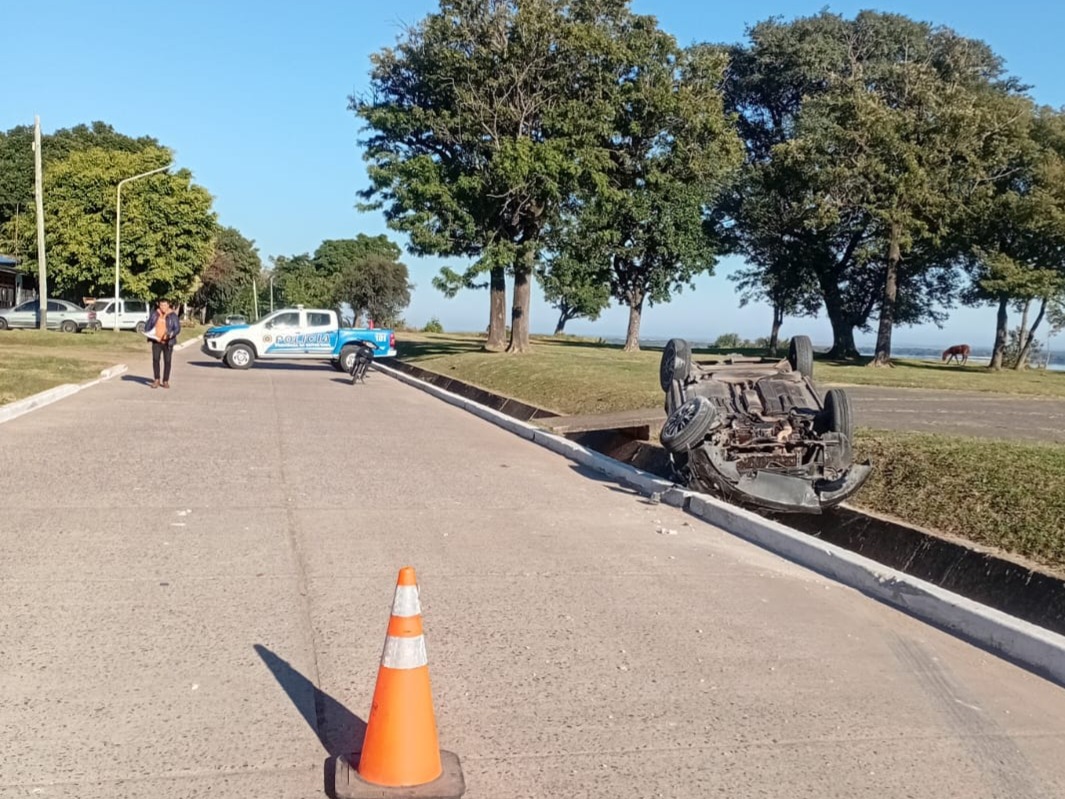 Impactante vuelco en Santa Elena: el conductor resultó con heridas leves