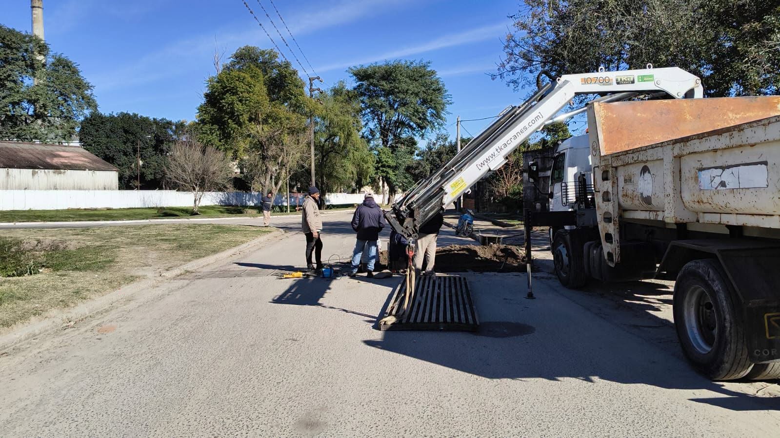Santa Elena realiza trabajos de enrejado de pluviales en calle Paraná