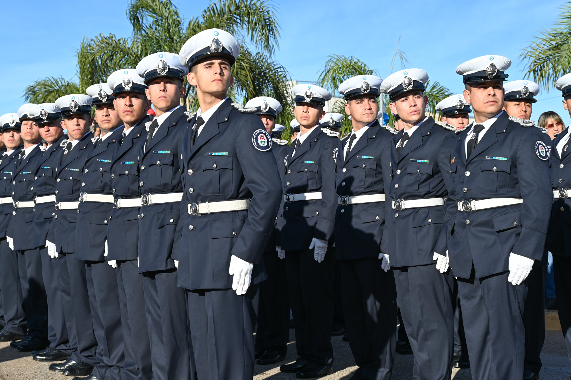 Cadetes y aspirantes de la Policía y el Servicio Penitenciario juraron fidelidad a la Bandera Argentina