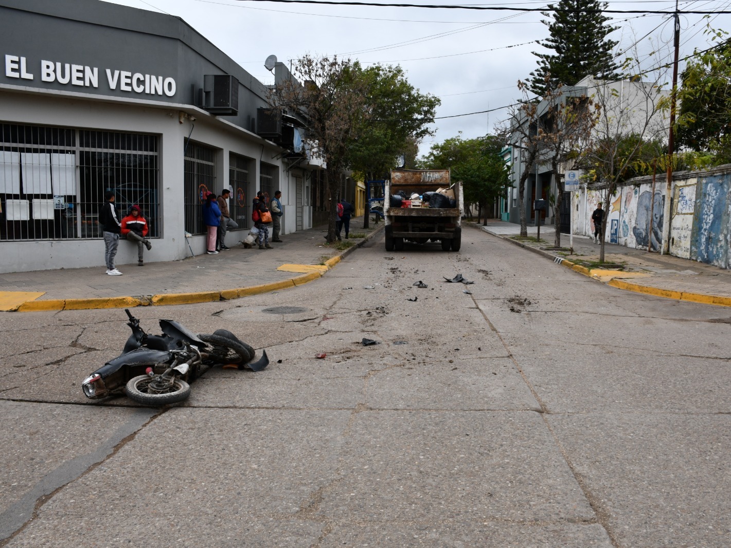 Murió un joven de 16 años tras chocar una moto contra un camión recolector