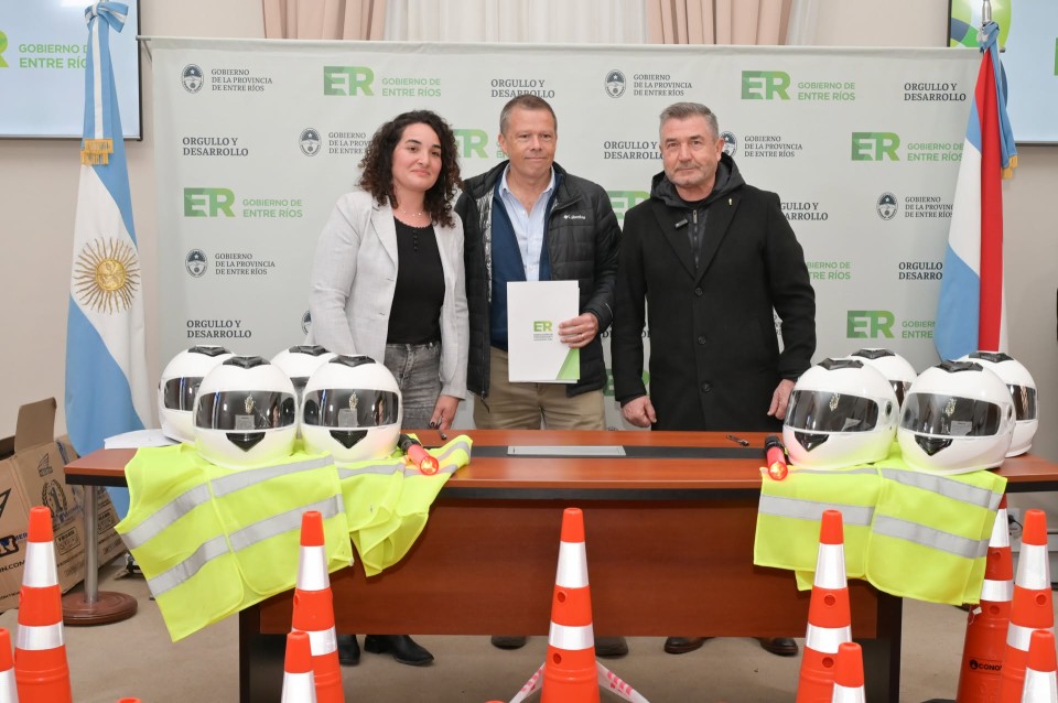 Martin recibió cascos y kits de seguridad vial para el personal municipal