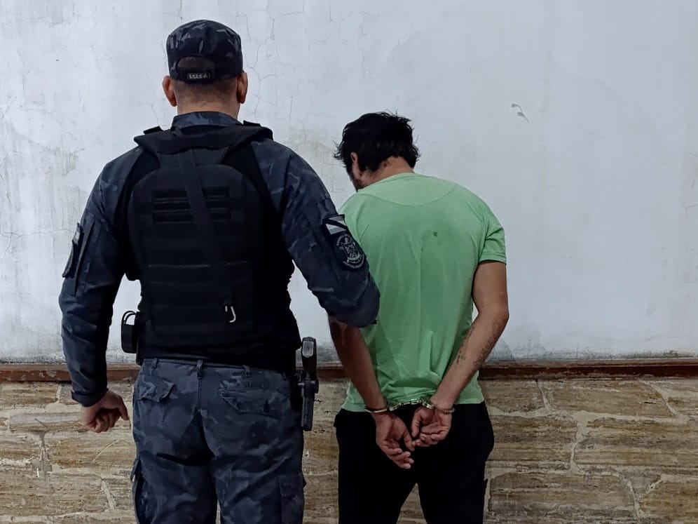 Disparó frente a una vivienda, amenazó con un machete y terminó detenido