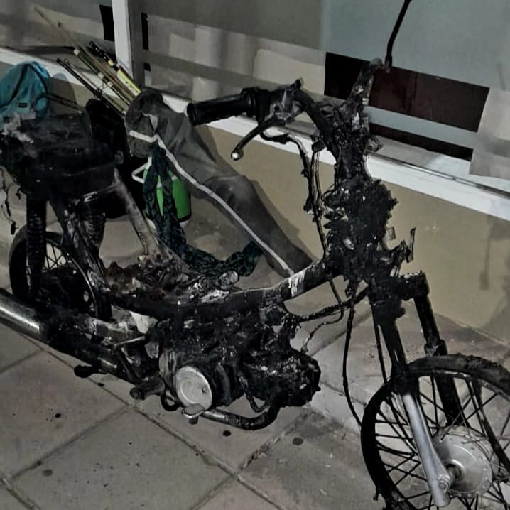 Incendiaron una moto en Colonia Viraro: dos personas fueron detenidas