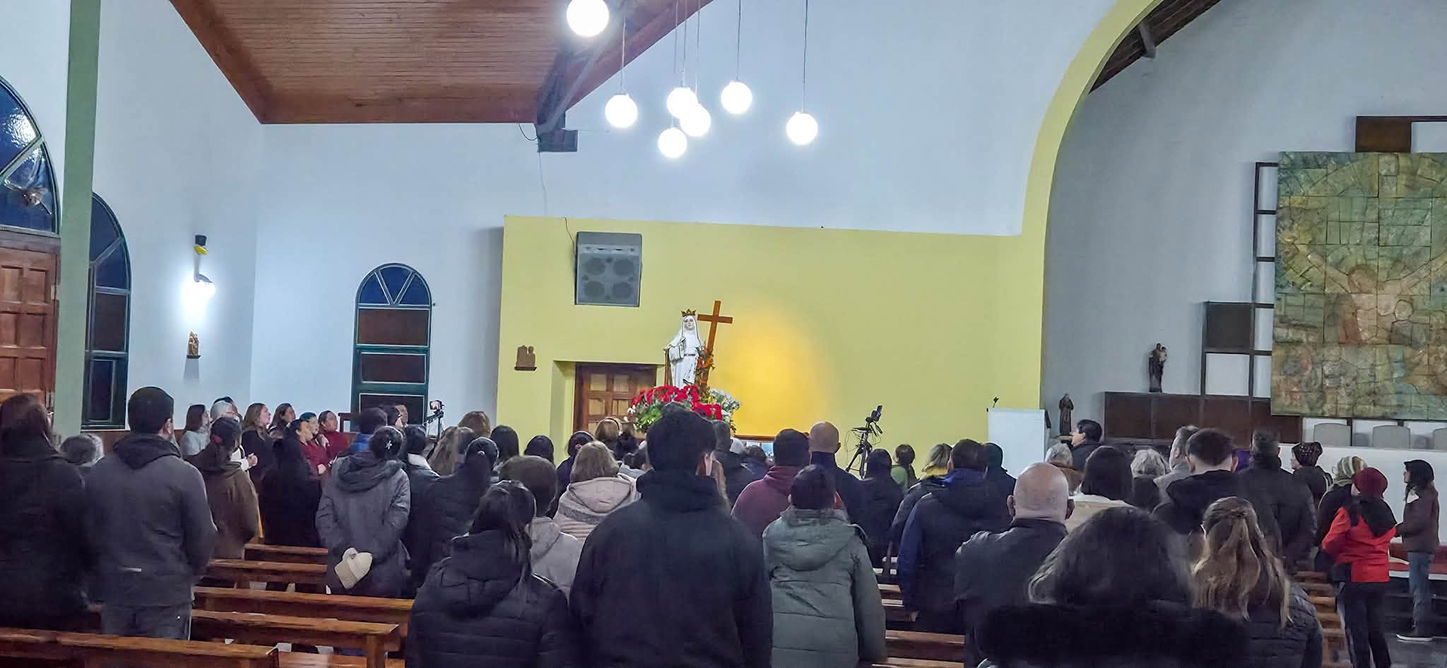 A pesar del frío y la lluvia, los fieles de Santa Elena se acercaron a saludar a su patrona