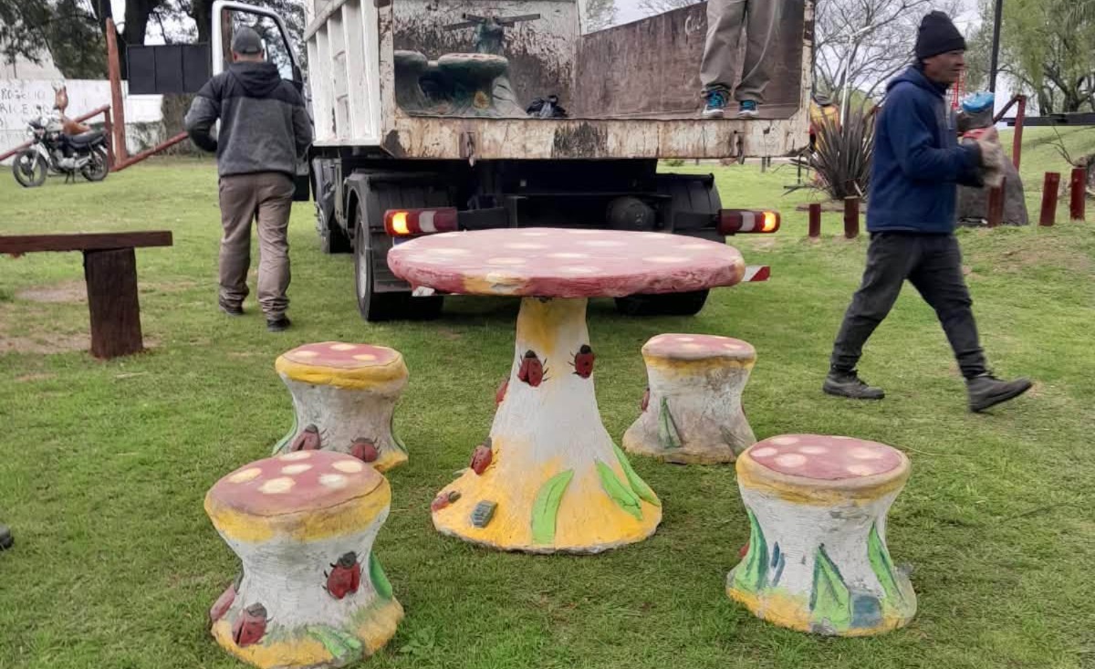 Suman nuevos juegos de mesas y bancos en el Paseo de las Infancias