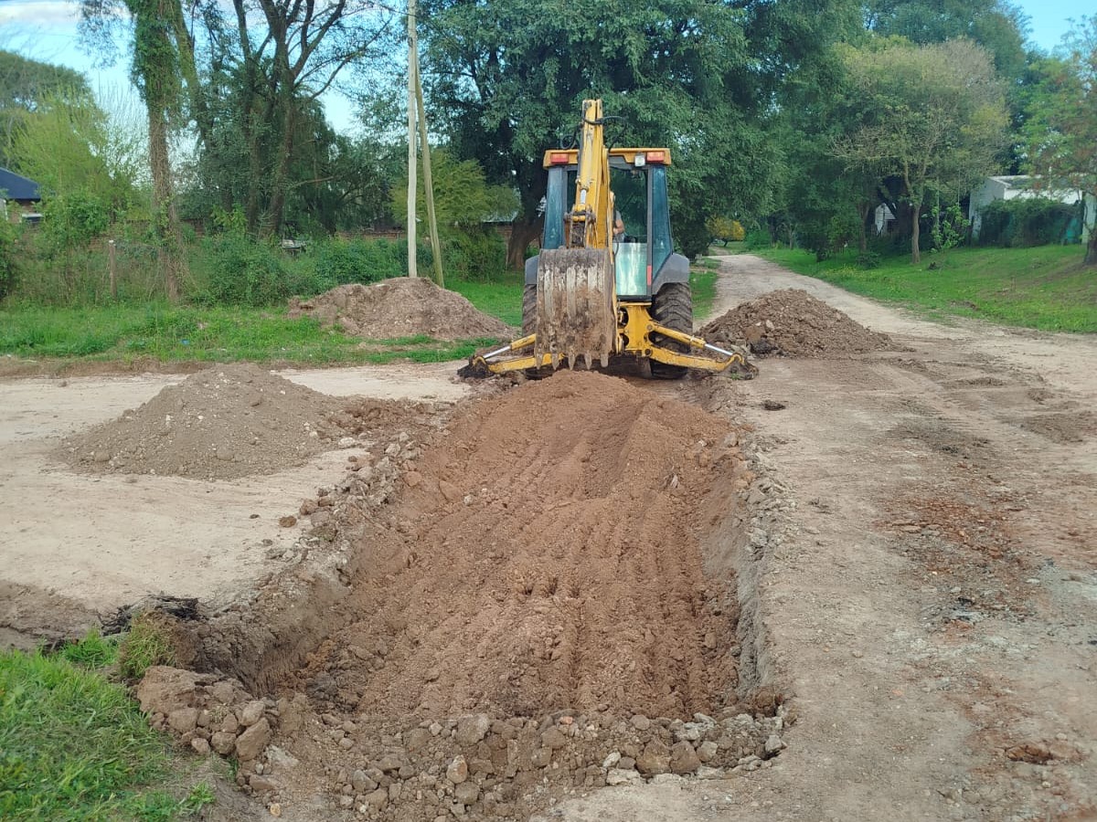 Continúan los trabajos para la construcción de badenes en calle Alberdi