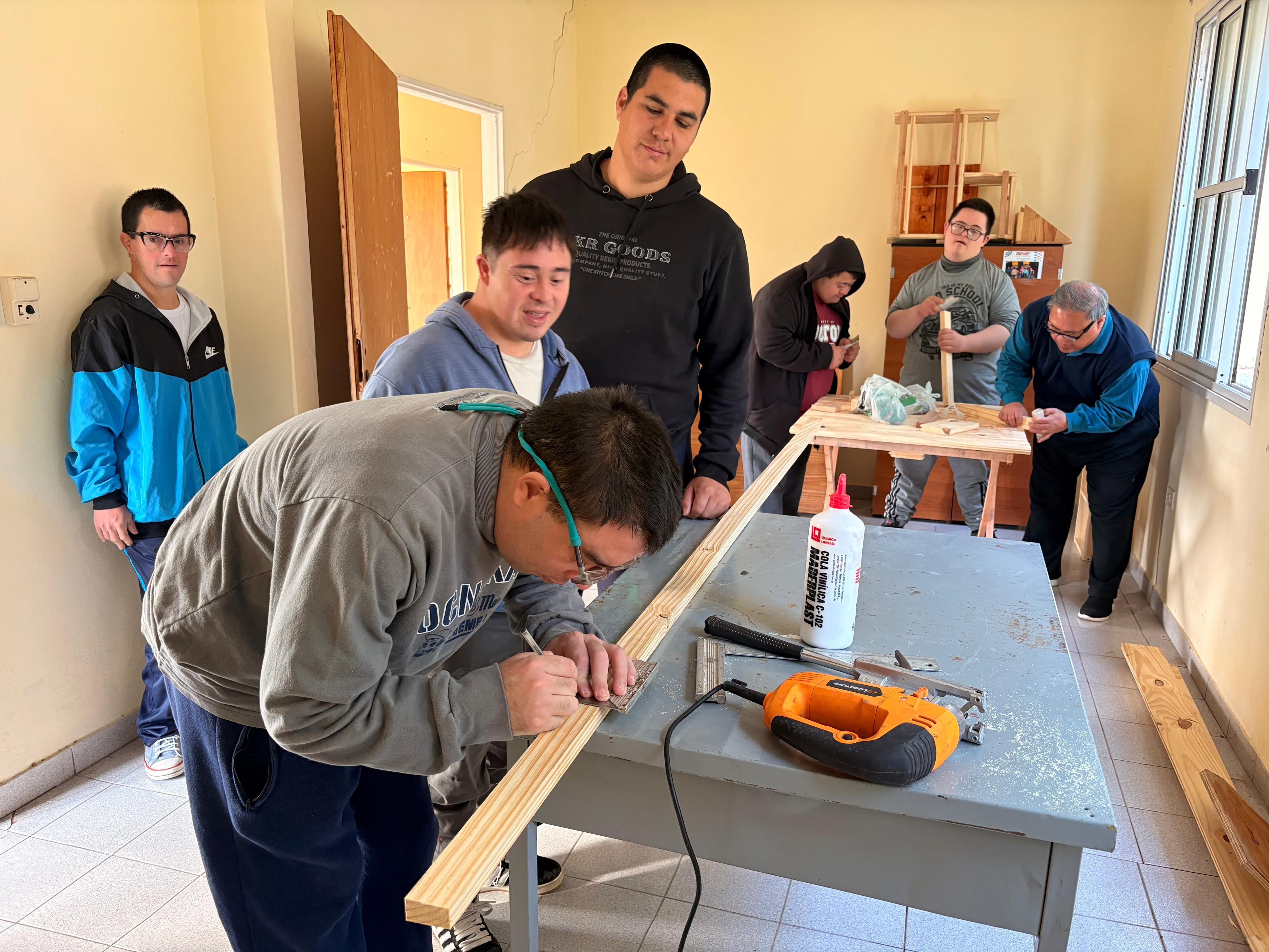 Talleres de carpintería y música se desarrollan en el espacio Muriel