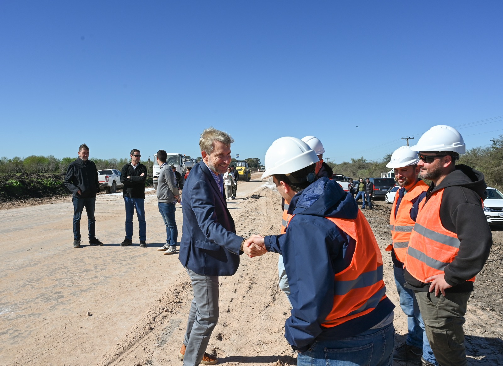 "Tenemos que reconstruir esa confianza perdida de la gente en la política", afirmó Frigerio al recorrer la obra de la ruta 20