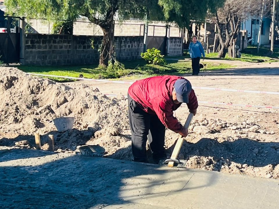 Avanzan las obras de cordón cuneta y badenes en distintos sectores de La Paz