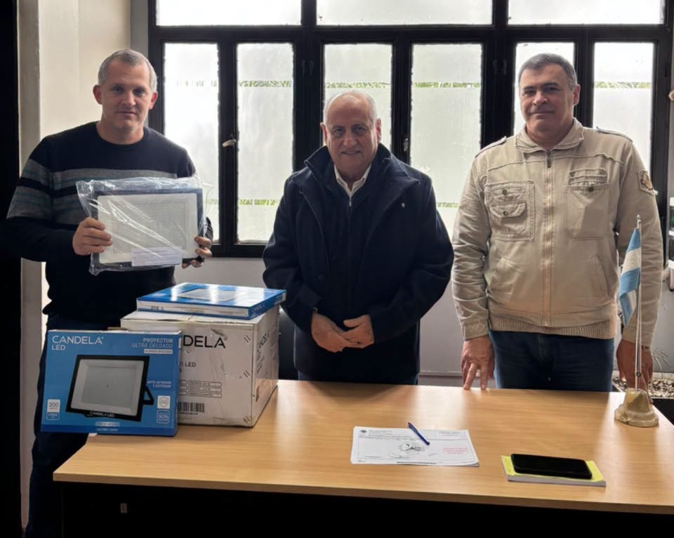 Daniel Rossi entregó nuevas luminarias al Club Progreso Social y Deportivo de Santa Elena
