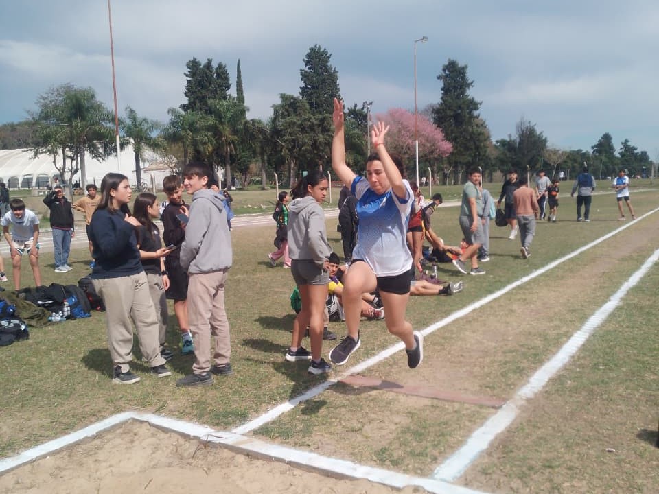 El Polideportivo reunió a estudiantes en una jornada de atletismo