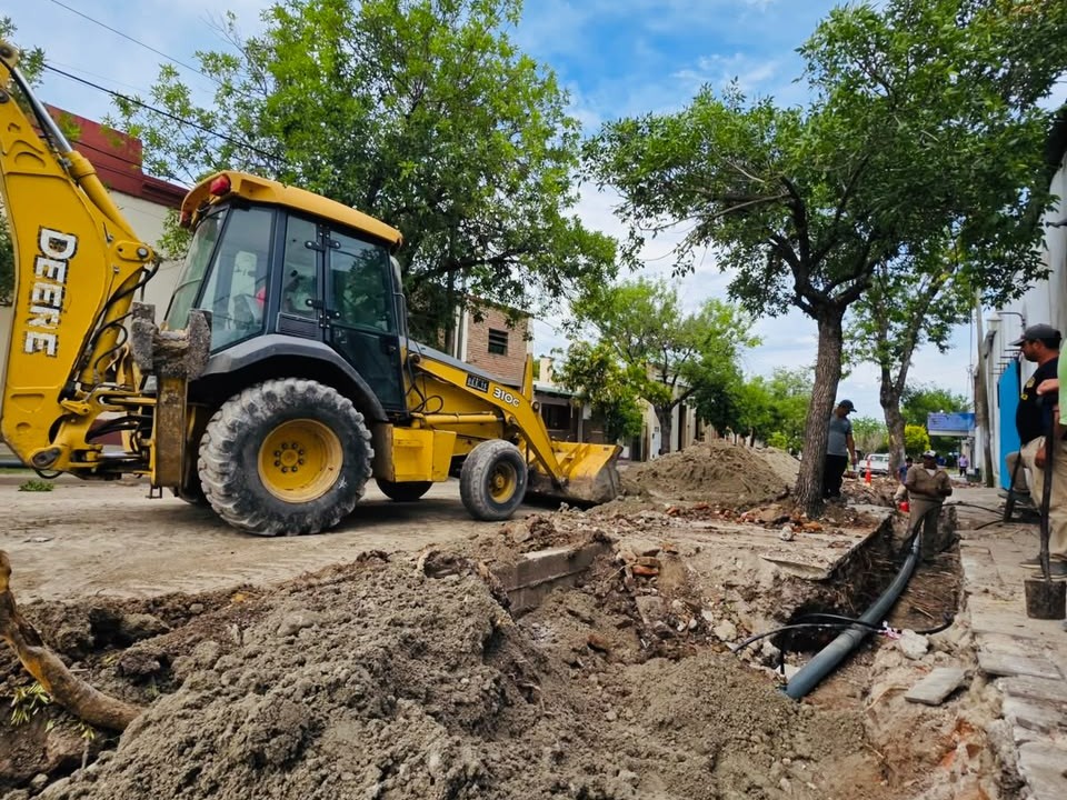 Avanzan los trabajos para recuperar la vereda de calle Sarmiento